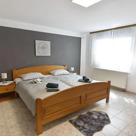 Lejlighed Geraeumige Kellerwohnung In Der Naehe Von By Interhome Umag