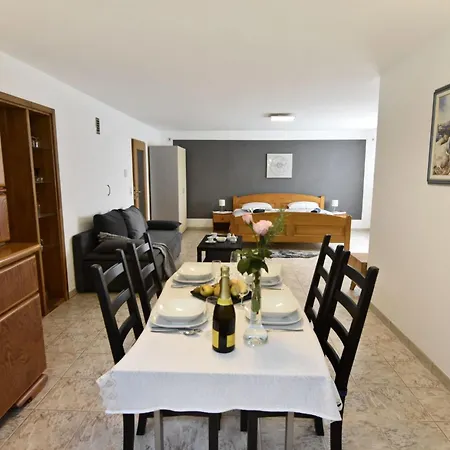 Lejlighed Geraeumige Kellerwohnung In Der Naehe Von By Interhome Umag